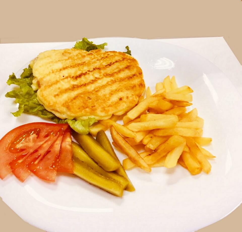 Отбивная из куриного филе в сыре с фри