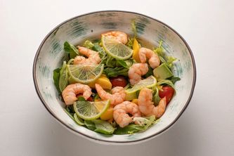 Салат с креветками, манго и авокадо