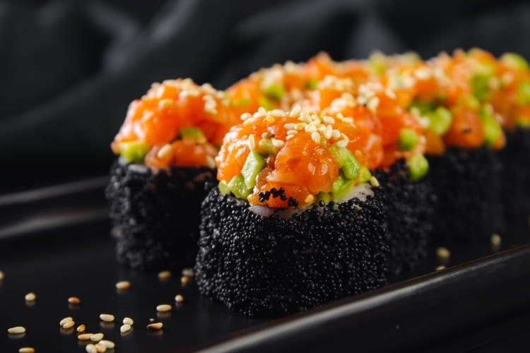 Black ролл тартар из лосося и авокадо