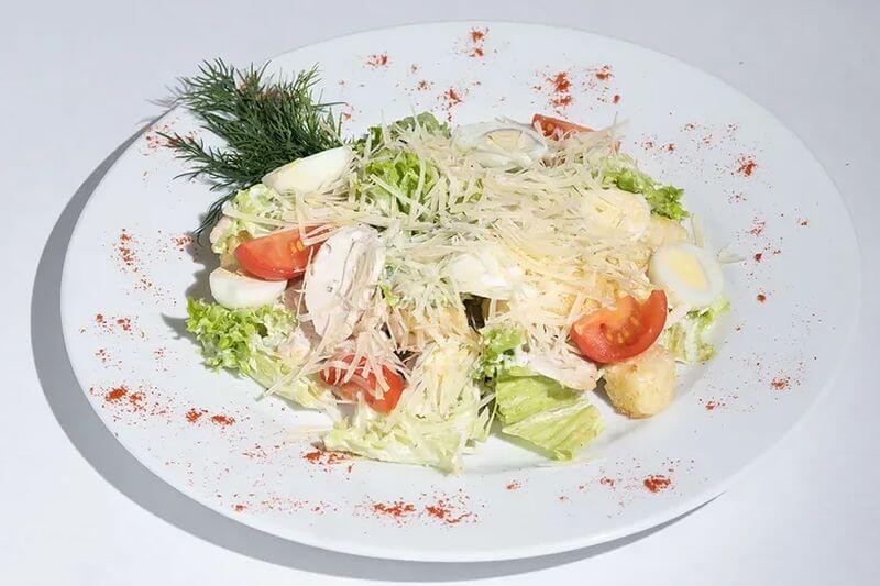 Салат Цезарь с курицей