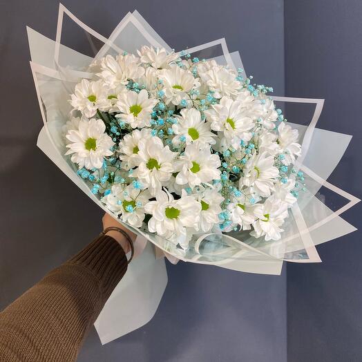 Букет из хризантемы и голубой гипсофилы