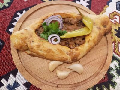 Хачапури "Аджарули с лоби и перцем" сред
