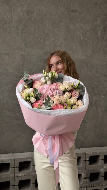 Букет из роз, гортензии и эустом