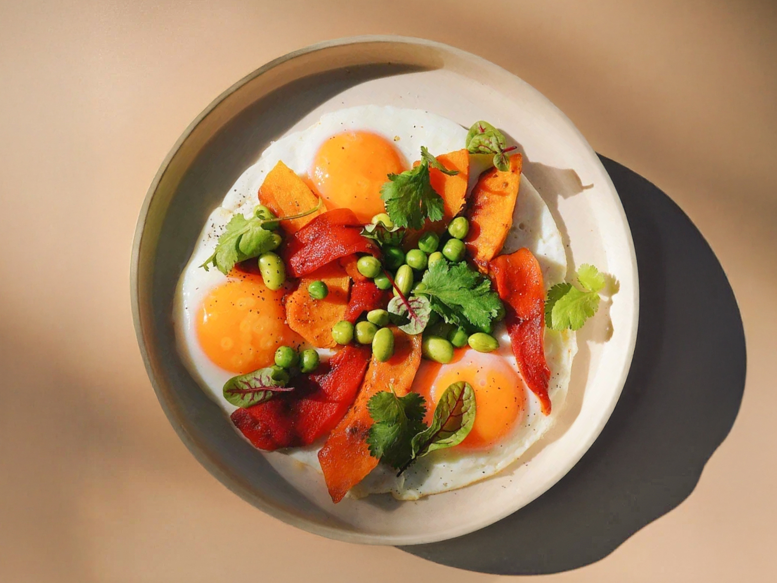 Яичница, сезонные овощи