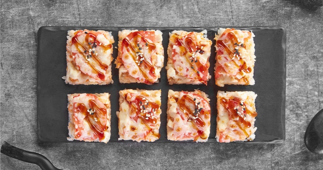 Суши-пицца с тунцом и горбушей горячего копчения 