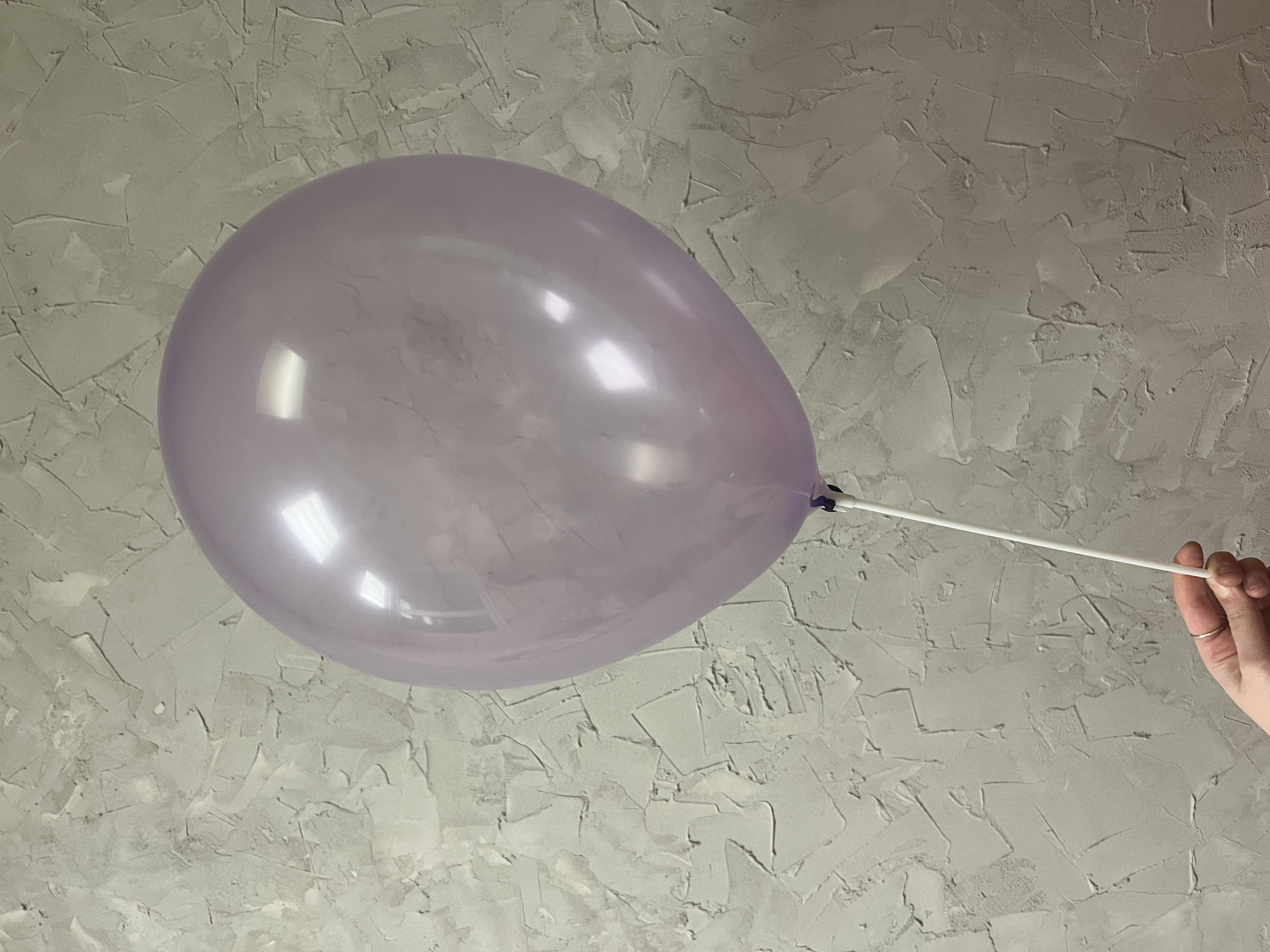 Воздушный фиолетовый шар на палочке / 1 шт