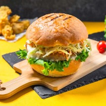 Бургер с курицей и салатом коул-слоу