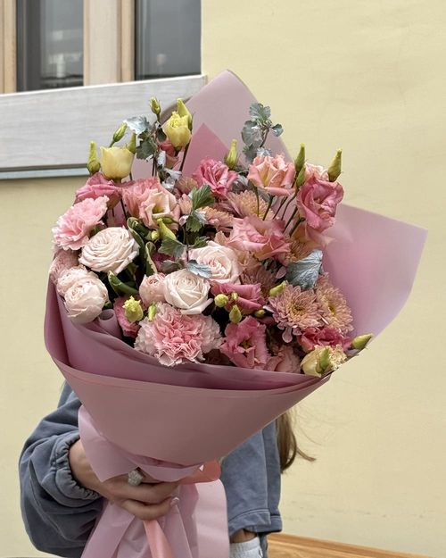 Из пионовидных роз, хризантем и эустомы