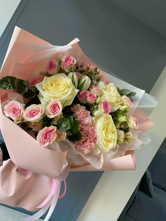 Красивый ажурный букет с розами