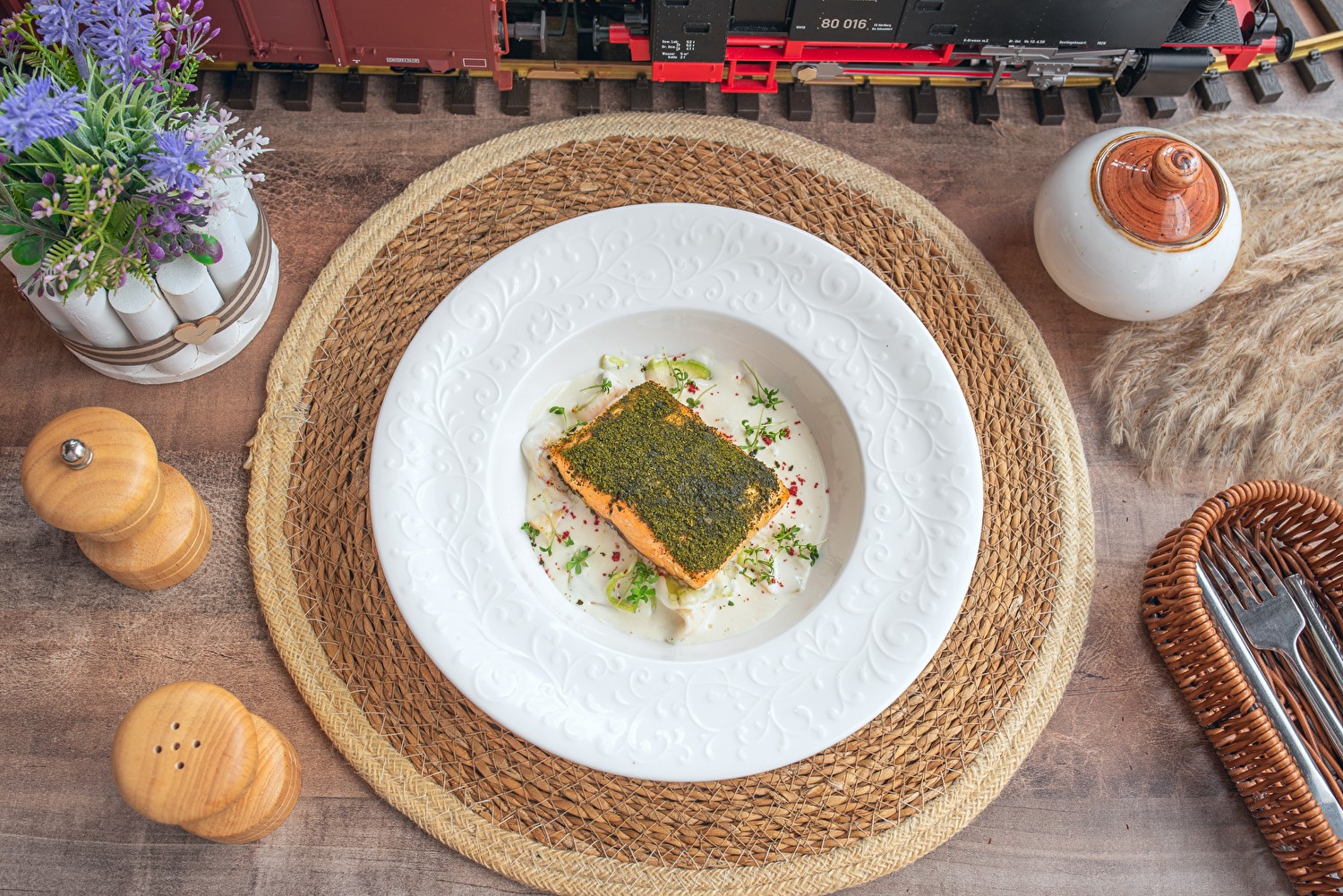 Стейк лосося с цукини в сливочном соусе