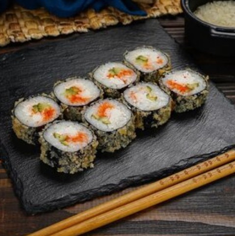 Горячий ролл с копчёным крабом и помидором