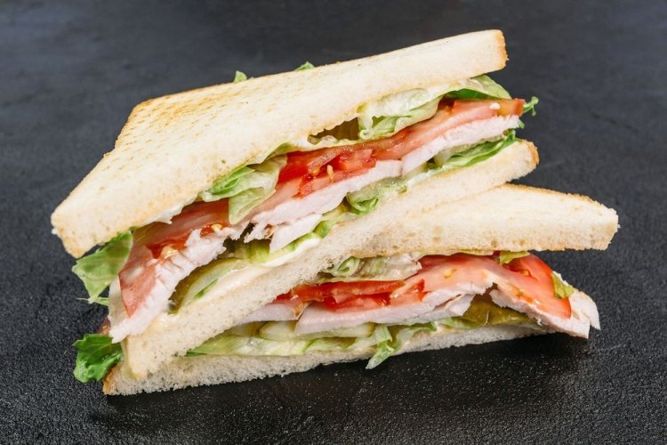 Сэндвич с копчёной курицей