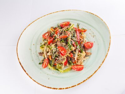 Салат с говядиной и свежими овощами