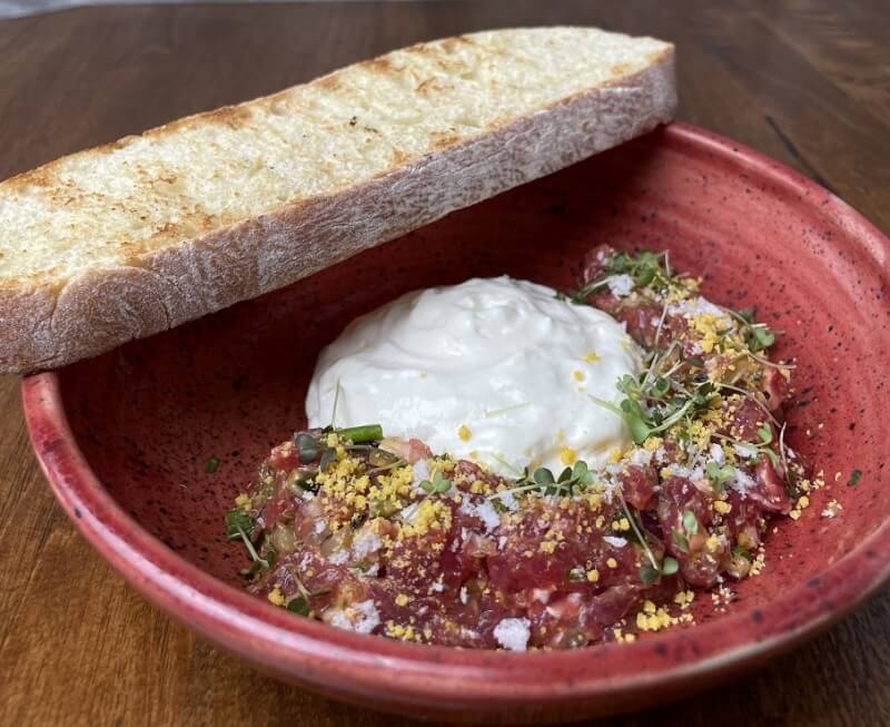 Тартар из говядины с муссом из пармезана