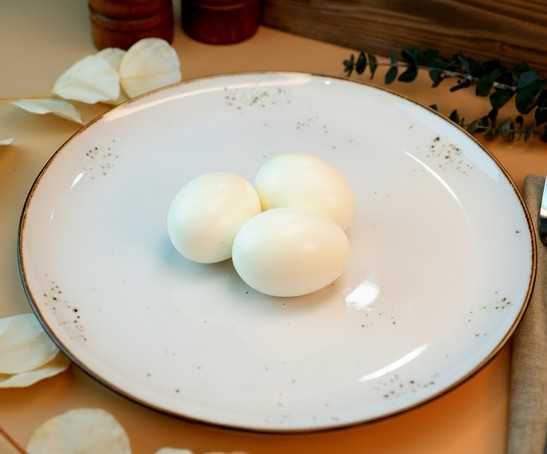 Яйцо отварное деревенское