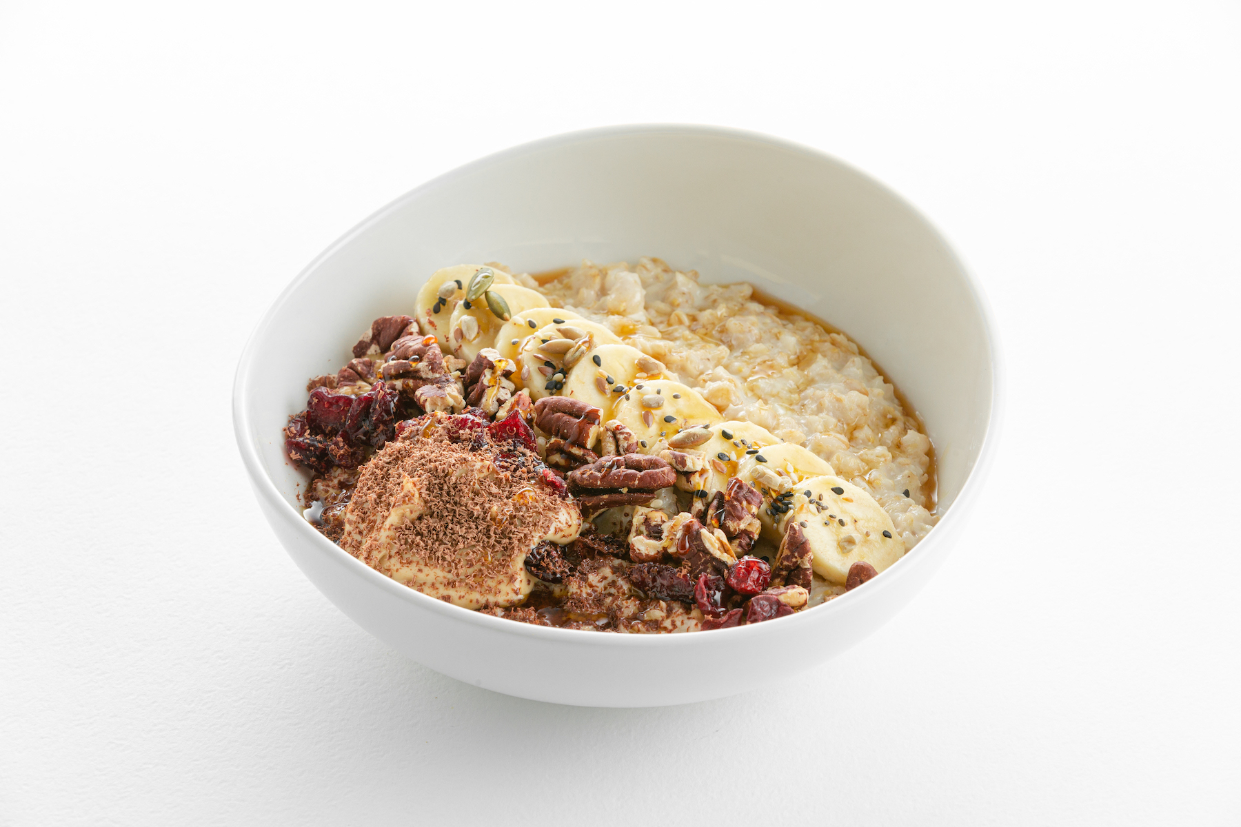 Овсяная каша с бананом, пеканом и клюквой
