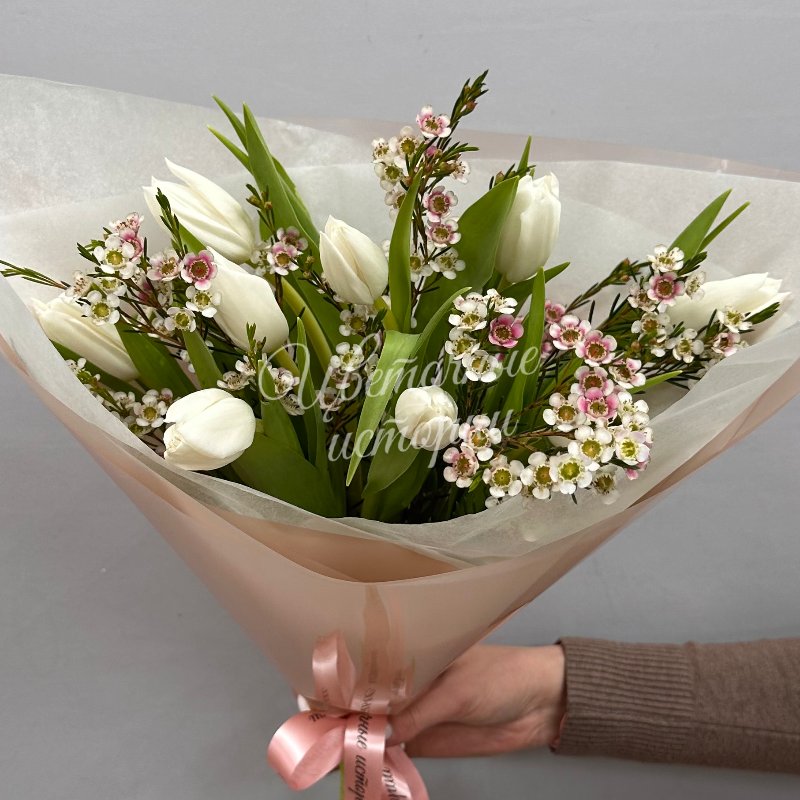 Весенний букет из белых тюльпанов