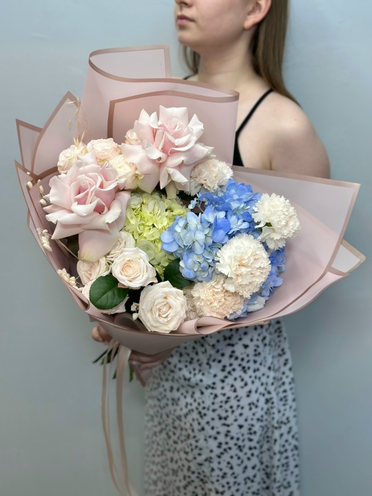 Букет с гортензиями ,кустовыми пионовидными розами и французскими розами