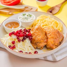 Куриные бёдрышки с яичной лапшой