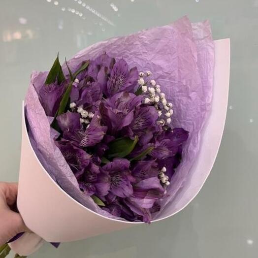 Букет из гипсофилы и альстромерий