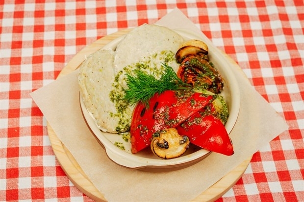 Куриные котлетки  с овощами и соусом "Песто"