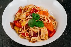 Кальмар с овощами в к/c соусе