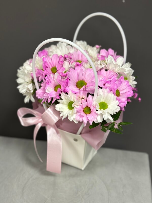 Сумочка из 5 нежных ромашковых кустовых хризантем