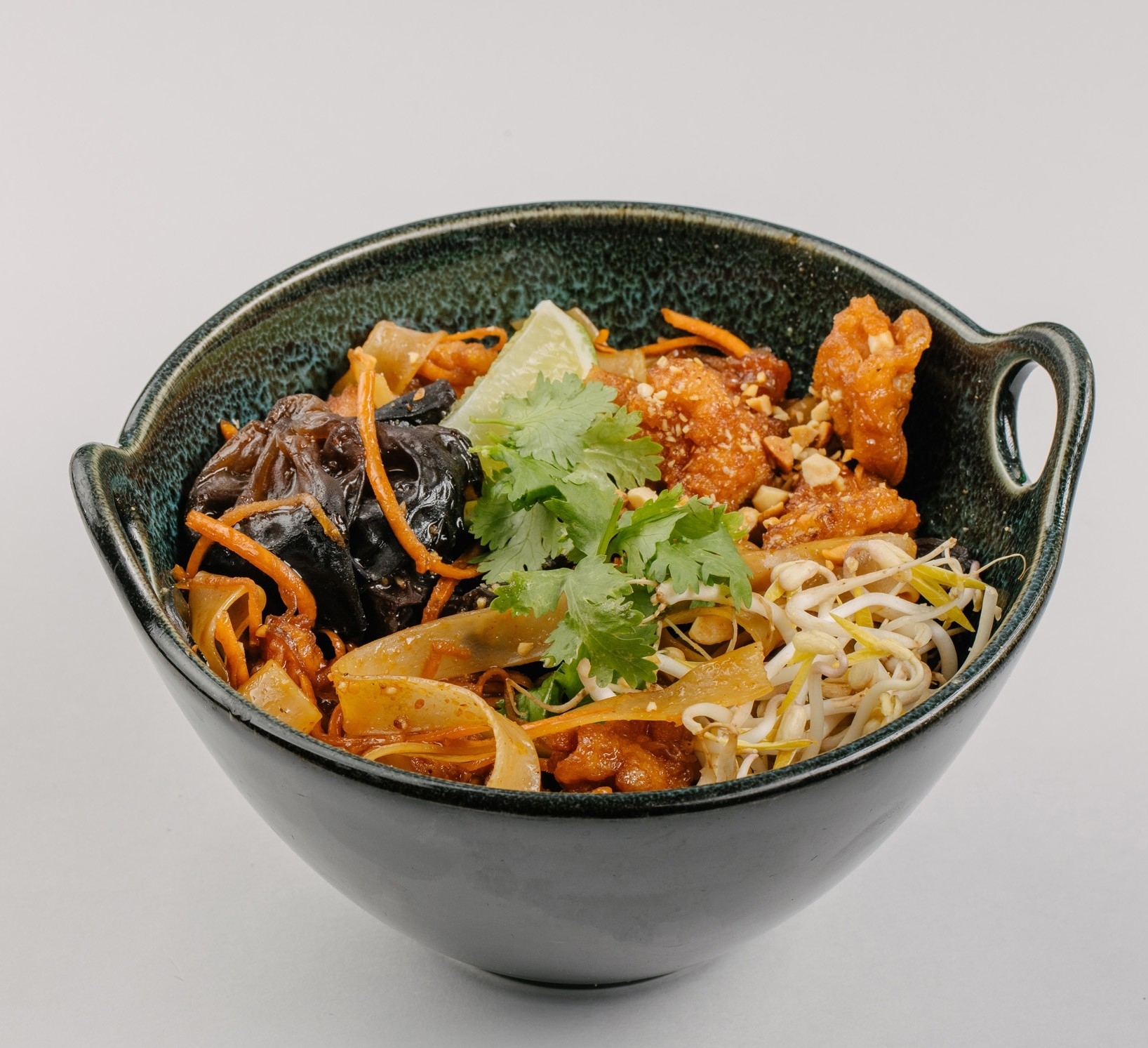 Тайская лапша с цыпленком в соусе кунг пао