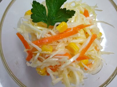 Салат из капусты с кукурузой