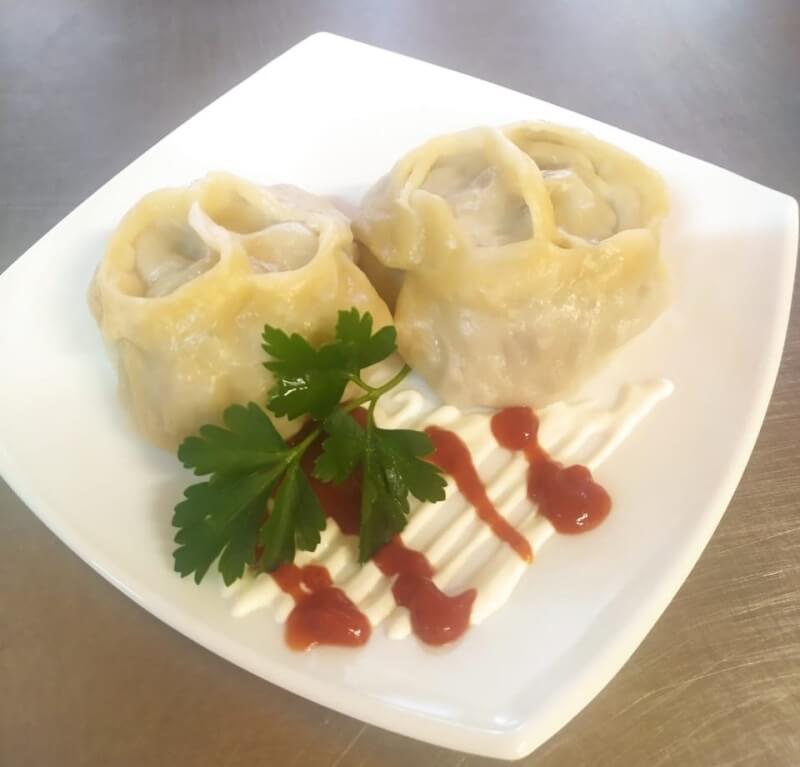 Манты  мясные с соусом