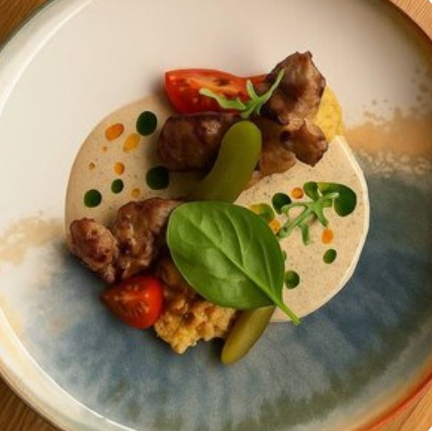 Шейка свиная с хумусом и соусом тапенада