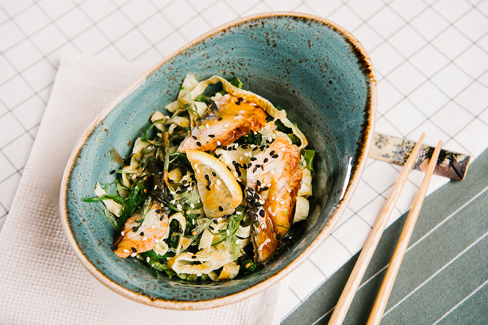 Салат из чуки, японского омлета с угрем