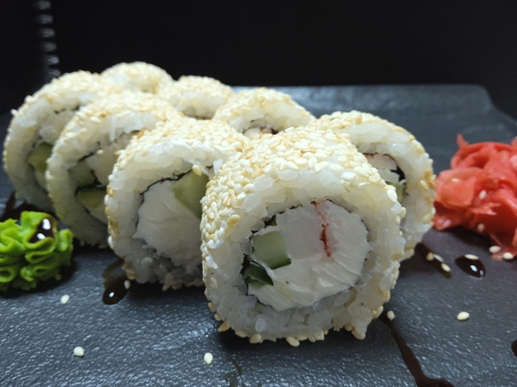 Ролл Калифорния с крабом