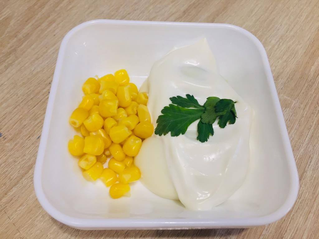 Яйцо под майонезом с кукурузой