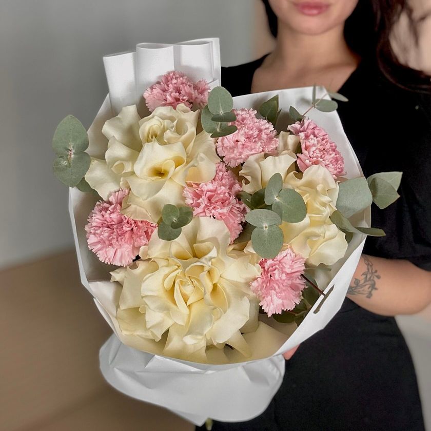 Нежный букет с диантусом и розой