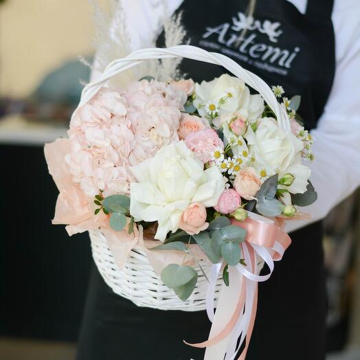 Корзина с цветами для мамы из гортензии