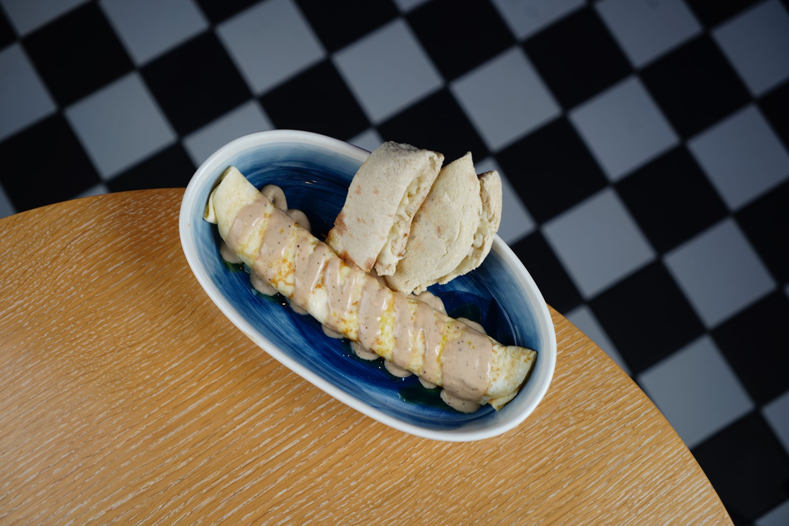 Омлет из двух яиц с перечно-ореховым соусом