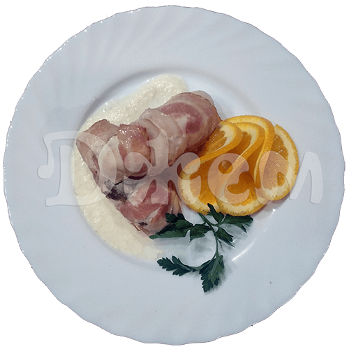 Рулетики куриные с грибами в беконе