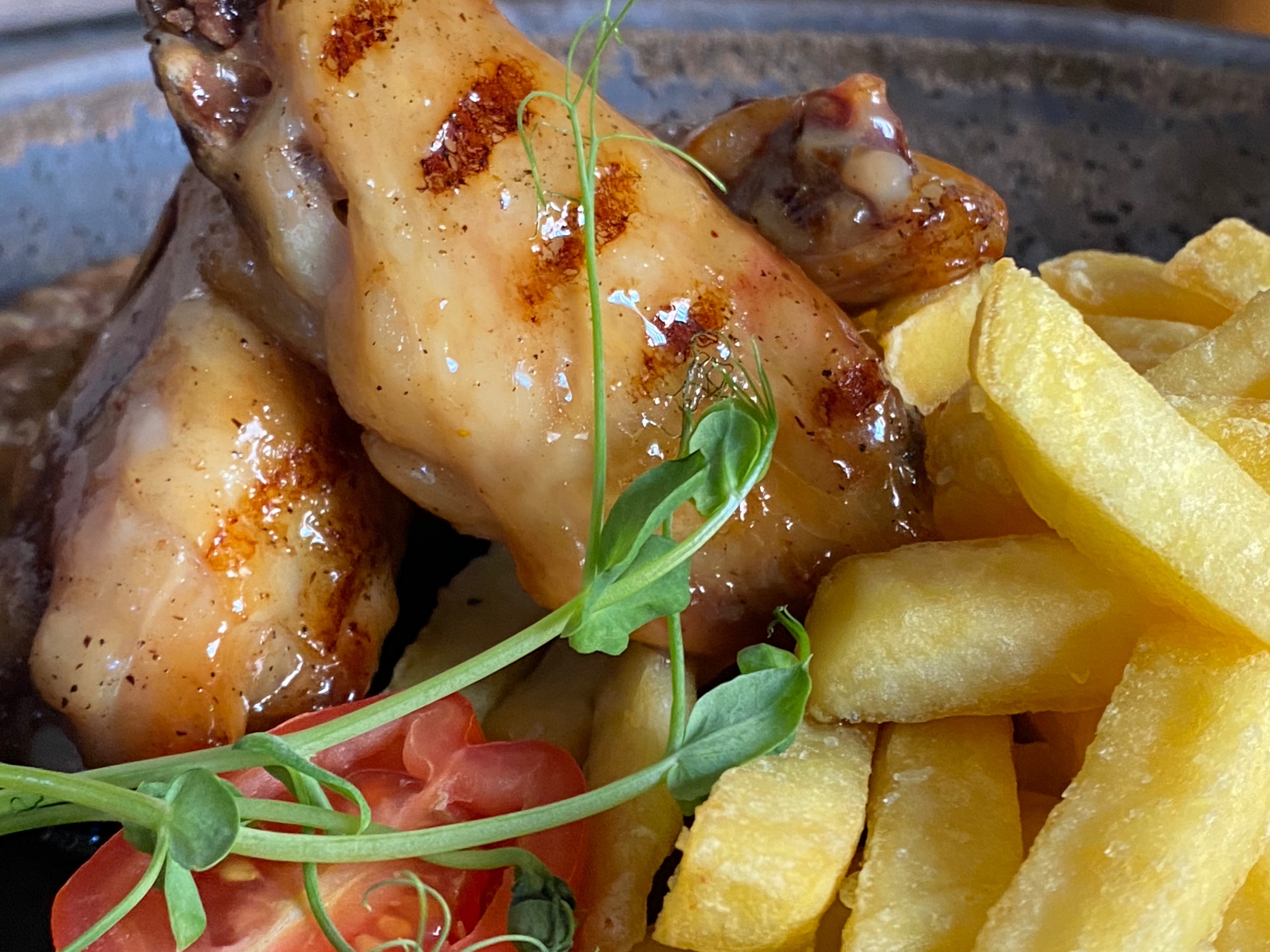 Крылья в соусе BBQ с картошкой фри