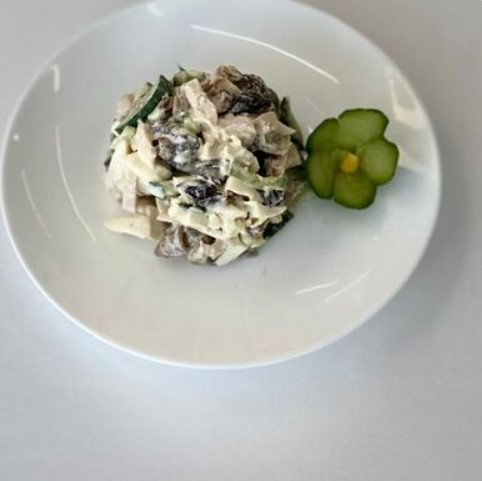 Салат с куриной грудкой и грибами