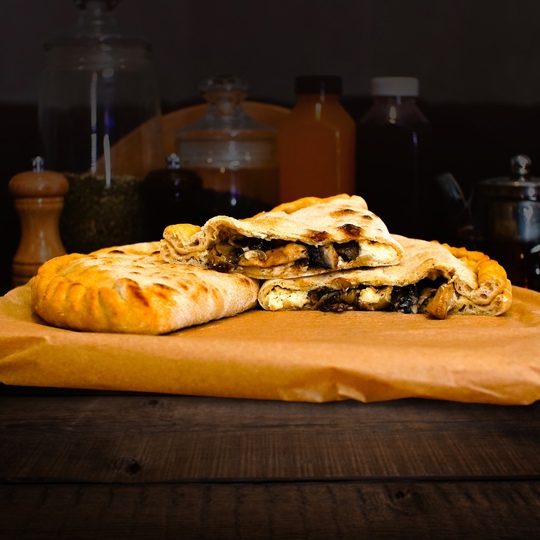 Закрытая пицца с грибами и сыром