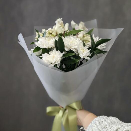 Нежные хризантемы с альстромерией