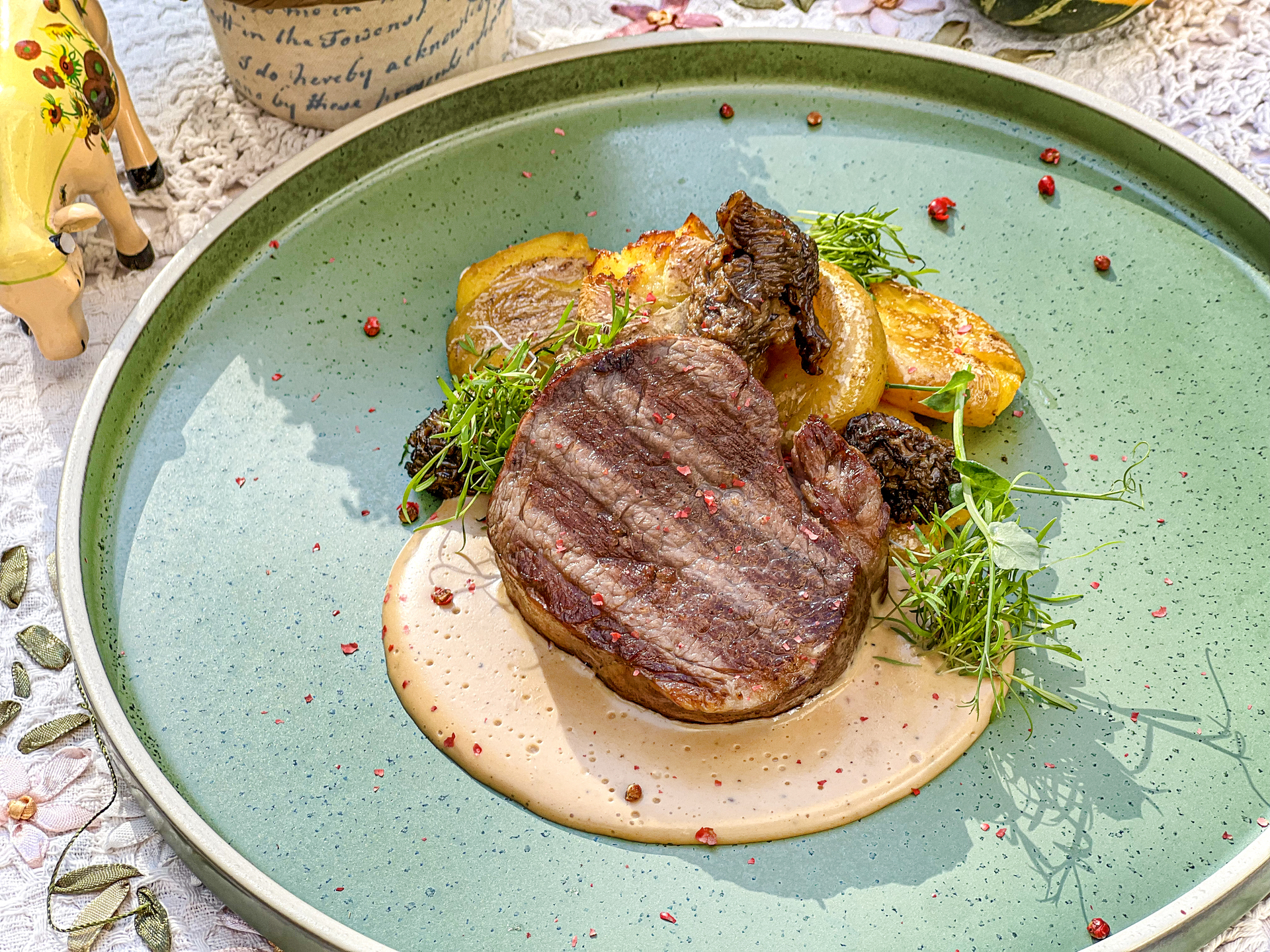 Нежный ростбиф с картофельными пяточками и сморчками