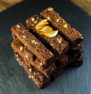Чесночные гренки с соусом
