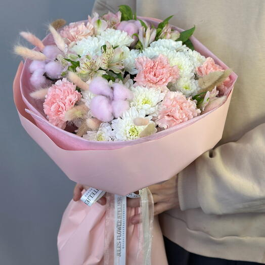 Авторский букет с хризантемой, диантусами, альстромерий, лагурусами и хлопком