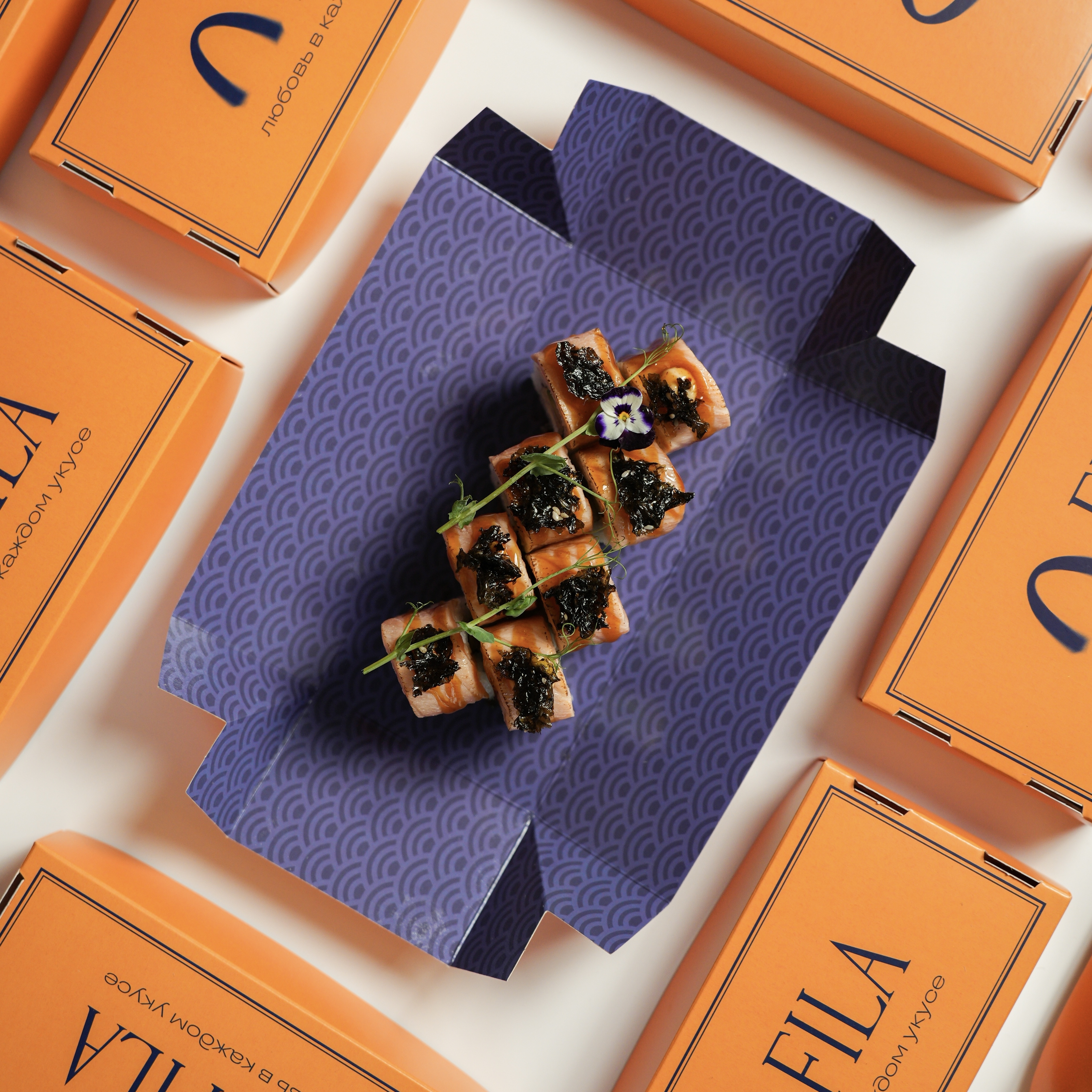 Ролл с опалённым лососем и креветкой темпура