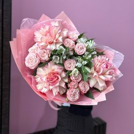 Розы с альстромериями