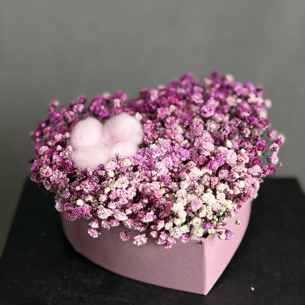 Цветы в коробке гипсофила с хлопком