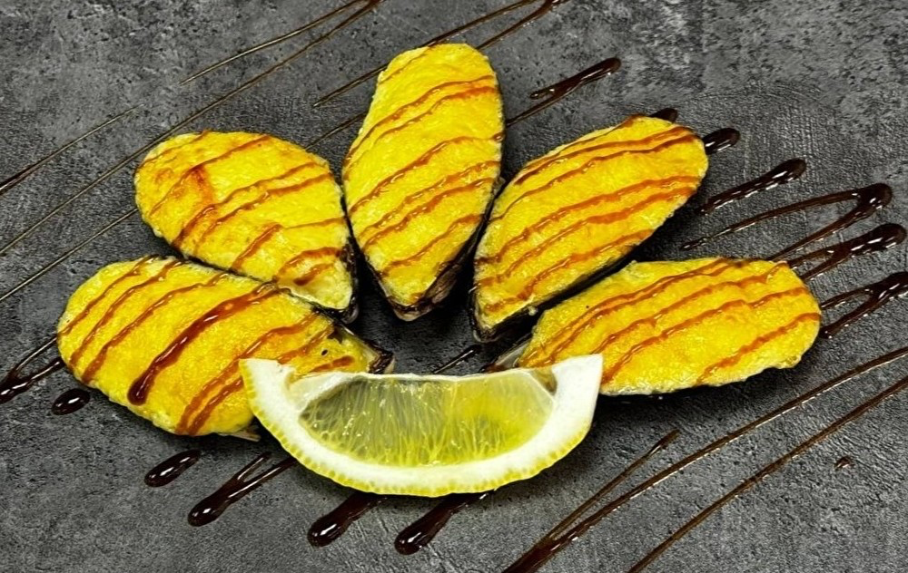 Запечённые мидии под фирменным соусом