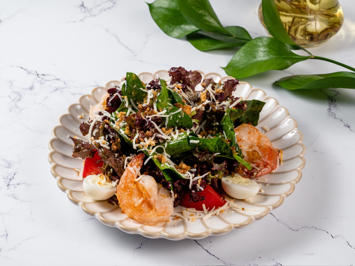 Зелёный салат с томатами, креветками и мангово-цитрусовой заправкой